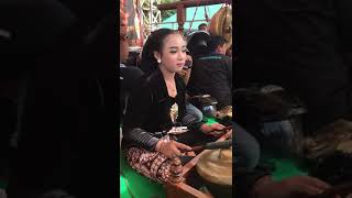 Download lagu Niken Salindri Bermain Kenong Jaranan Mayangkoro Original Live Simpang Lima Gumul Kediri mp3 Download lagu Niken Salindri Bermain Kenong Jaranan Mayangkoro Original Live Simpang Lima Gumul Kediri mp3