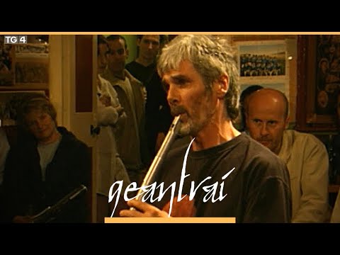 Eoin Duignan (low whistle) & Jon Sanders | Tigh Uí Fhlatharta, An Daingean |Geantraí 2002 | TG4