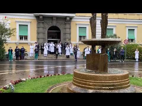 Sirene spiegate: l'omaggio della polizia locale di Roma all'ospedale Spallanzani