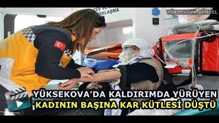 Yüksekova'da Kaldırımda Yürüyen Kadının Başına Kar Kütlesi Düştü