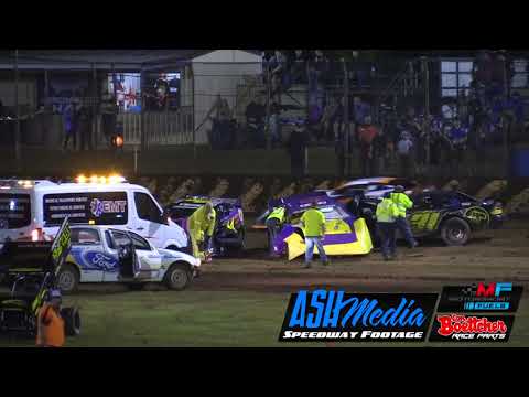 Super Sedans: Wilson and Lau Crash - Kingaroy Speedway