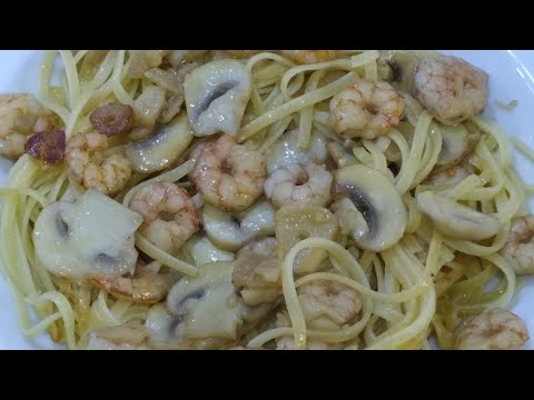 ESPAGUETIS con gambas al ajillo y champiñones.