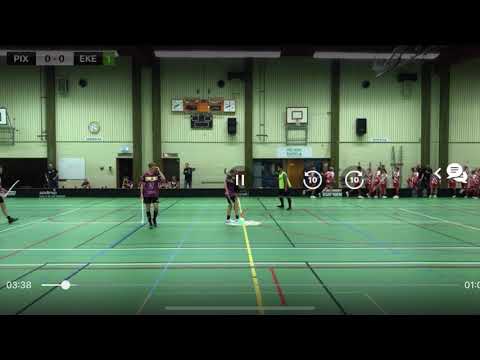 Thomas#7 friställer Emil#93 som glider mellan backarna och trycker till