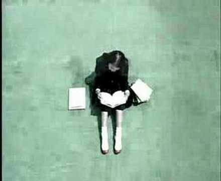 物語がそうであるように、最後に素敵なことが起こる / H&I 企業広告「屋上の少女」