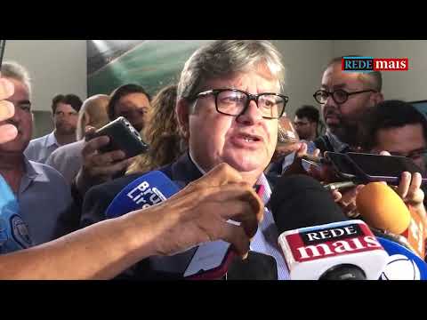 VÍDEO: Touro invade estádio, arrasta homem e persegue jogadores