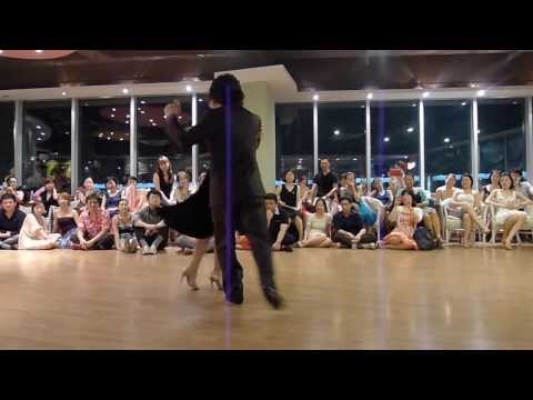 2013 Busan Beach Milonga - Leonel y Florencia - 03 - Coreografia - Milongueando en el 40