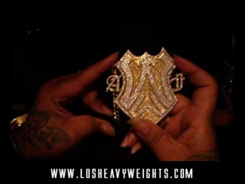 ALEX FATT ensena pal d sus prenditas,a lo ke TEMPERAMENTO hace una entrevista por el tel.