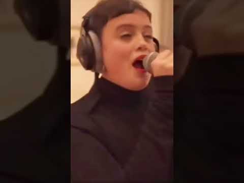 "Cu ce te ocupi, Victor?" @iUmor. Delia, fan ZMEI3. Domnul Victor - noul show LIVE pe scena iUmor.