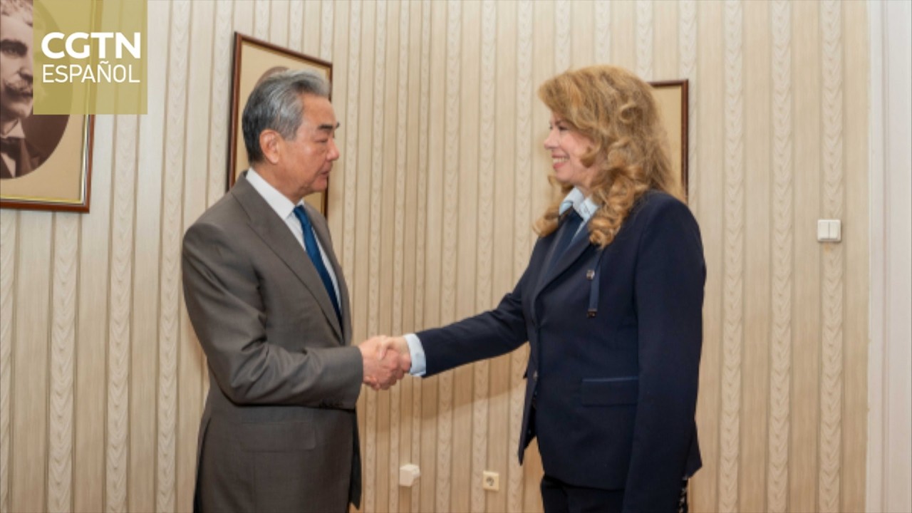 La presidenta de Bulgaria se reúne con el canciller chino en Sofía