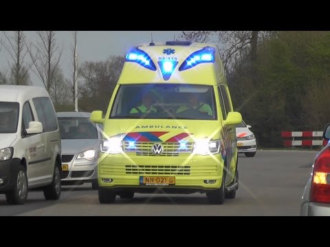 [Primeur] A1, Silverline Ambulance 02-115 Buitenpost komt ter plaatse bij voertuig te water Dokkum