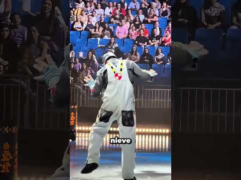 Lanzamientos fallidos de bolas de nieve hasta que aparece el profesional #challenge #baseball