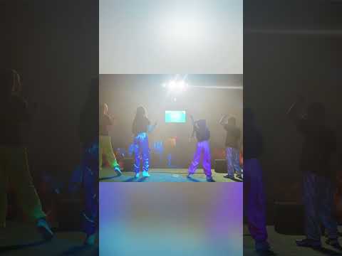 ¡Niños Brillan en Escena con Show de Luces y Música! #shorts