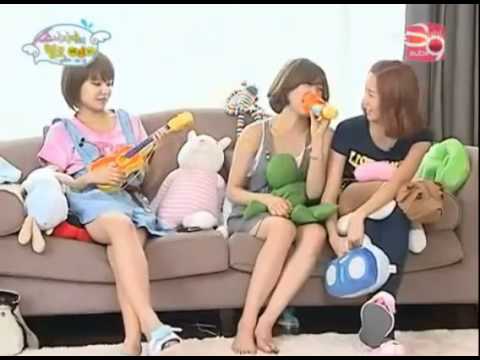 SNSD Funny cut: Sooyoung on her own world while Tiffany and Yoona were talking