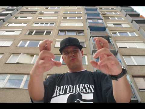 Mohaman Feat Kicsi Game & Papa Jo - A Kezeket Fel