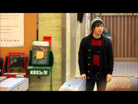 130104 Sukira - Sungmin waving goodbye & accepting gifts