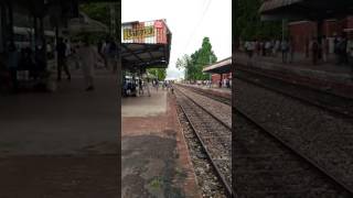 preview picture of video 'Ganga Gomti Express.... In Unchahar Jn. Passing Cnb Prg Passenger In Morning'