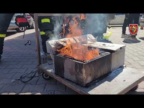 18.5.2022 Hořící fritézu ve Frýdku-Místku hasiči vynesli z objektu a uhasili na parkovišti | HZS MSK
