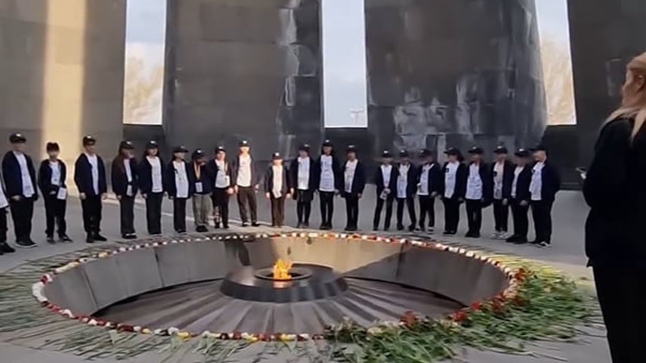 Արֆորվիլ քաղաքի Սուրբ Մեսրոբ Արաբյան դպրոցի աշակերտները Ծիծեռնակաբերդում երգում են