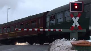 preview picture of video 'trainstop on the railroadcrossing  - Dreikoenigsdampf 2011'