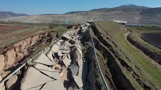 Deprem bölgesinden Zarar Gören  yolların drone görüntüsü