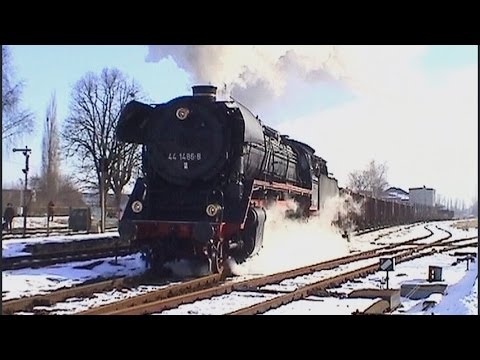 Dampflok 44 1486-8 beim Winterdampf am Rennsteig mit schweren Güterzügen