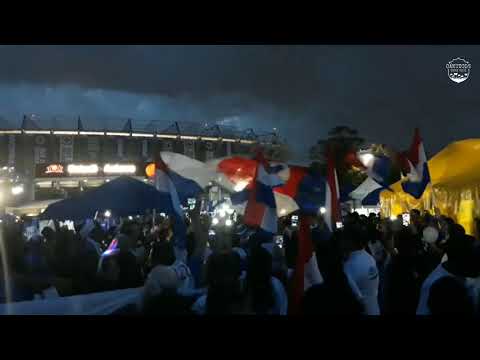 "La Sangre Azul previa e hinchada Azul iluminando el Azteca | Cruz Azul vs Toluca" Barra: La Sangre Azul &bull; Club: Cruz Azul