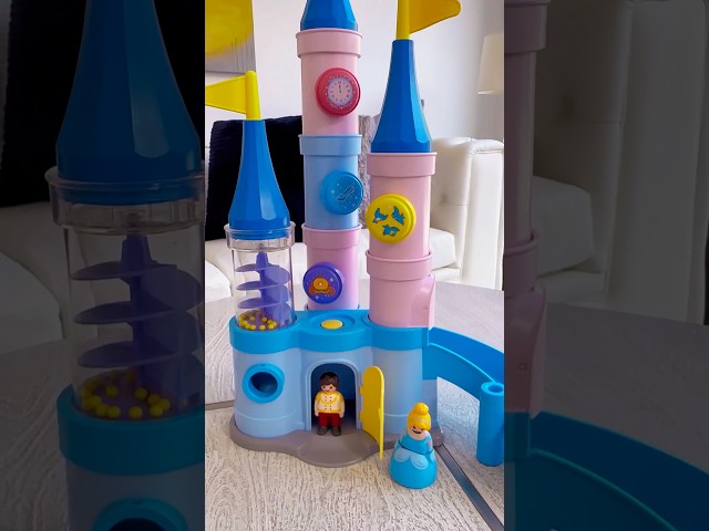 Vídeo relacionado con PLAYMOBIL Junior & Disney 71457 Castillo de Cenicienta, Incluye tobogán y botón de colapso, Juguete sostenible Hecho de plásticos a Base de Plantas, Juguetes para niños y niñas a Partir de 1 año