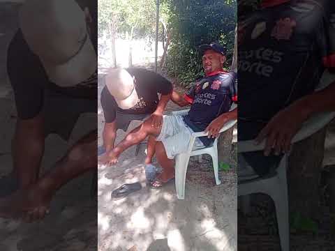 BAIXINHO DO TIME FLAMENGINHO DE MAGALHÃES BARATA . FAZENDO UM TRATO NO JOELHO .