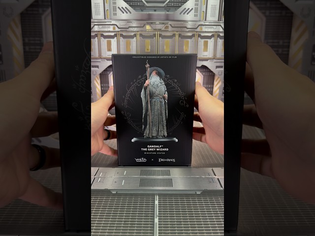 Vídeo relacionado con Weta Lord of The Rings Statue Gandalf on Gwaihir WT860102583 Collectibles, Multicolor