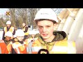 Basisschoolleerlingen draaien de laatste bouten van de snelfietstunnel in Kaatsheuvel aan