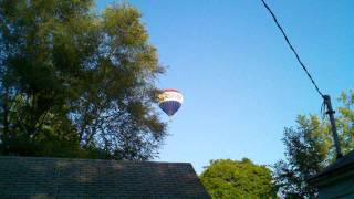 preview picture of video 'Remax hot air balloon going over our neighborhood'