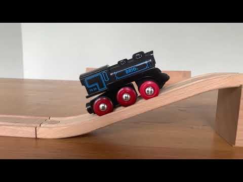 Ravensburger BRIO RAILWAY traukinys su pakraunamu varikliu ir USB kabeliu, 33599 video