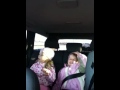 Pikkulapset laulaa petriä autossa.