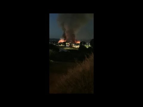 La Coop di Ponte a Greve ha continuato a bruciare anche di notte...