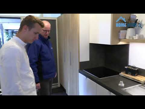 Moderne keuken inspecteren tijdens bouwkundige keuring