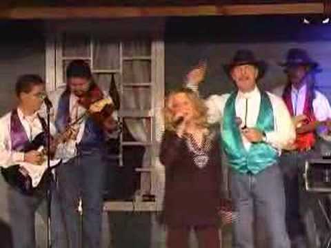 Leslie Wright singing Crabb Family song at the Hoedown