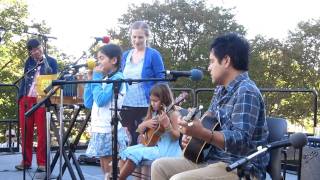 Devon on Uke at the Getty with Elizabeth Mitchell and Family