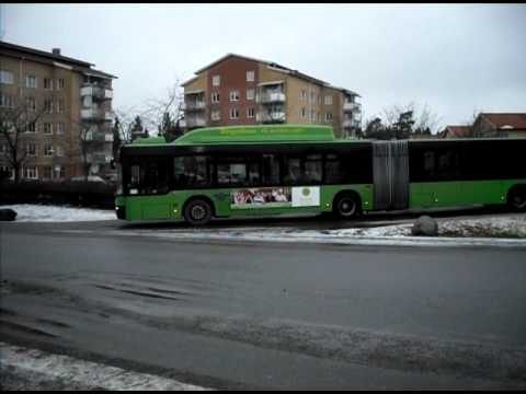 Gamla Uppsala Buss 101 åker iväg från hållplats "Stenhagenskolan"