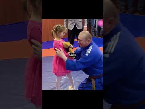 Cette petite fille a défendu son père lors d'un tournoi de judo ❤️ #shorts