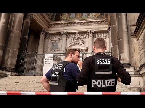 Agente spara a un uomo nella cattedrale di Berlino