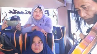 Download lagu PENGAMEN DIBUS BERSUARA EMAS DAN MERDU!! Bersholawat jibril menyentuh qalbu mp3