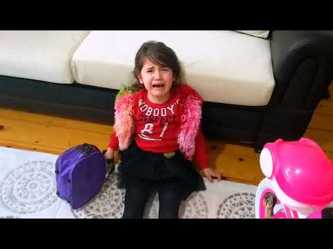 Nevra'ya Kargodan Sürpriz Hediye Geldi.Babası Pembe Bisiklet Almış