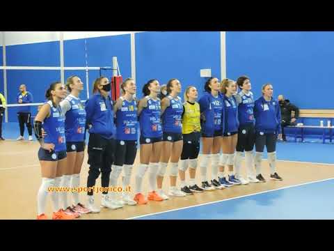Il saluto di fine gara tra le giocatrici dell'Amando Volley e la tifoseria guidata dagli Eagles