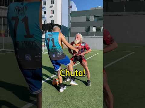 A melhor maneira de aprender a chutar uma bola #futebol #jogo #shorts #comedia