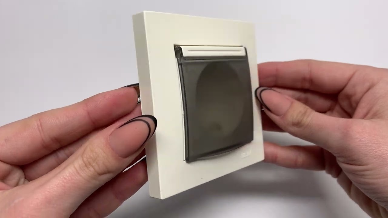 Розетка одинарная с заземлением и крышкой ELBI VEGA белый (510-010200-218)