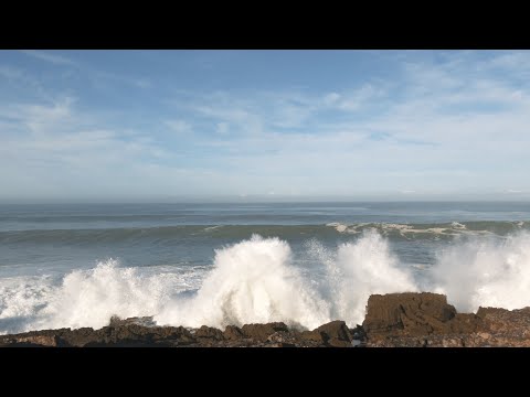 Big Ocean Waves Crashing on the Rocks - Relaxing Nature Sounds - 4K UHD