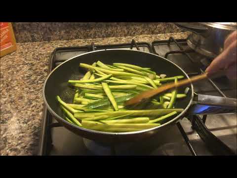 Spaghetti con "tagliatelle" di zucchine (videoricetta n° 977)