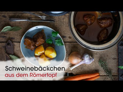 Klassisches Rezept für Schweinebäckchen mit Rotwein und Suppengemüse aus dem Römertopf