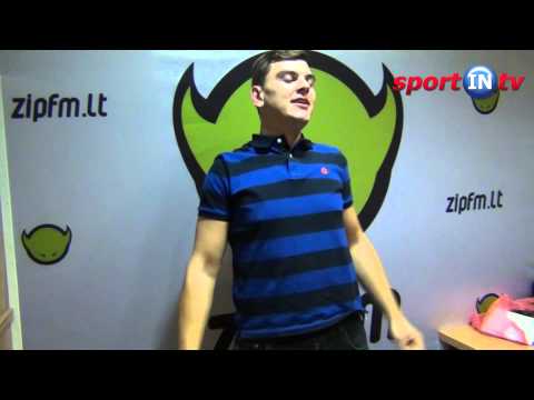 Radistas Rolandas Zip FM studijoje pumpuoja bicepsą