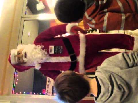 Tiago y Joaquin bailando con Papa Noel